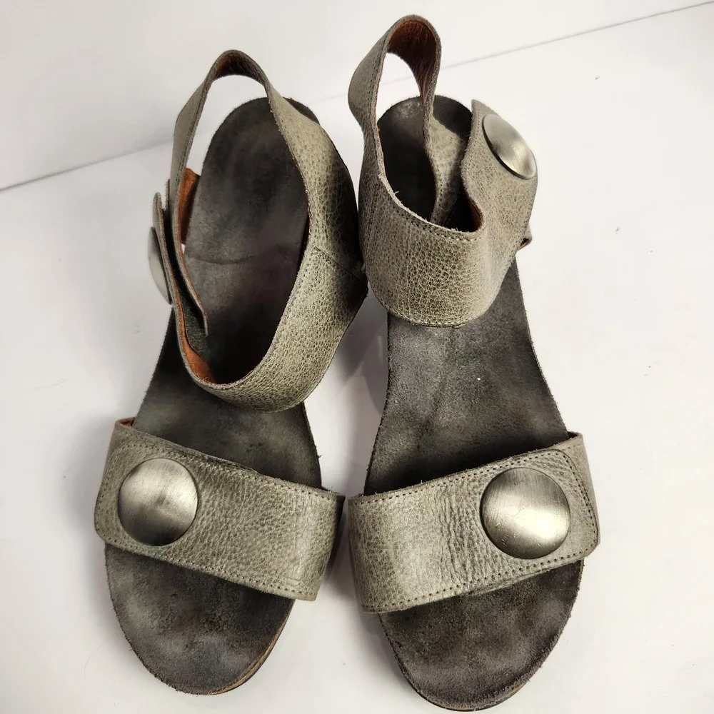 Taos Carousel 2 Wedge Heel Sandals Womens Size 8-8.5 Graphite Grey Leather Shoes